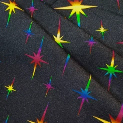 schwarzer Jerseystoff mit Sternen in Regenbogenfarben