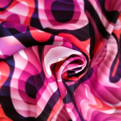 Viskose Webware bedruckt mit grafischem Muster in pink rosa violett als Strudel